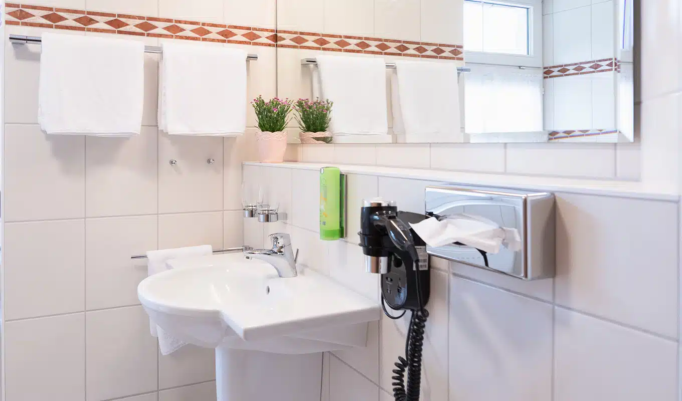 hotel-schwarzwald-komfort-doppelzimmer-badezimmer-belchenblick