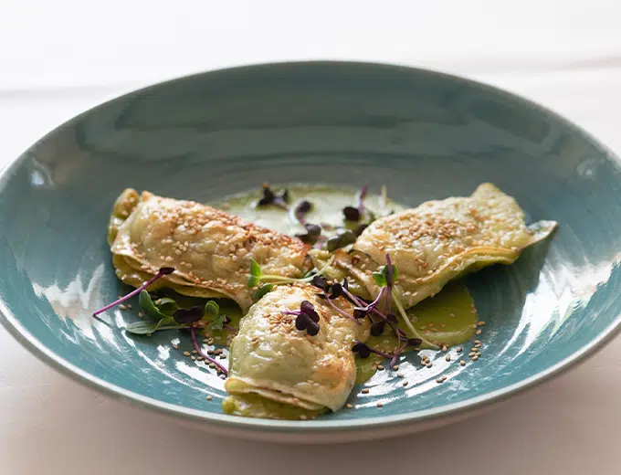 Gebratene Maultaschen mit Kräutersauce, Sesam und Sprossen im Restaurant Belchenblick