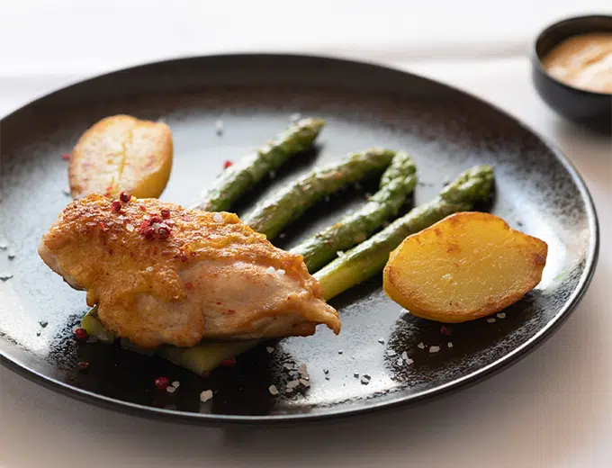 Gericht mit grünem Spargel, Kartoffeln und Sauce im Restaurant Belchenblick